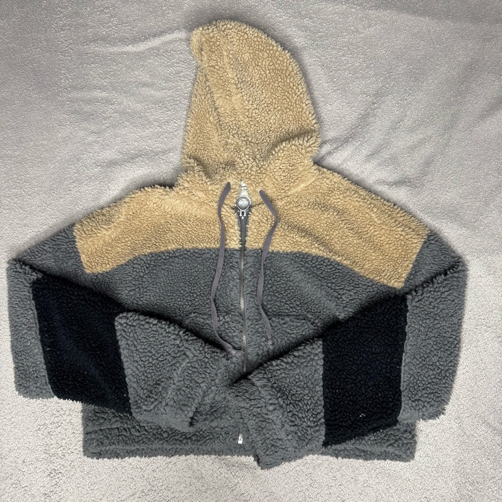 Hollister Colorblock Tan, Grey, and Black Cropped Sherpa Jacket Women's Small